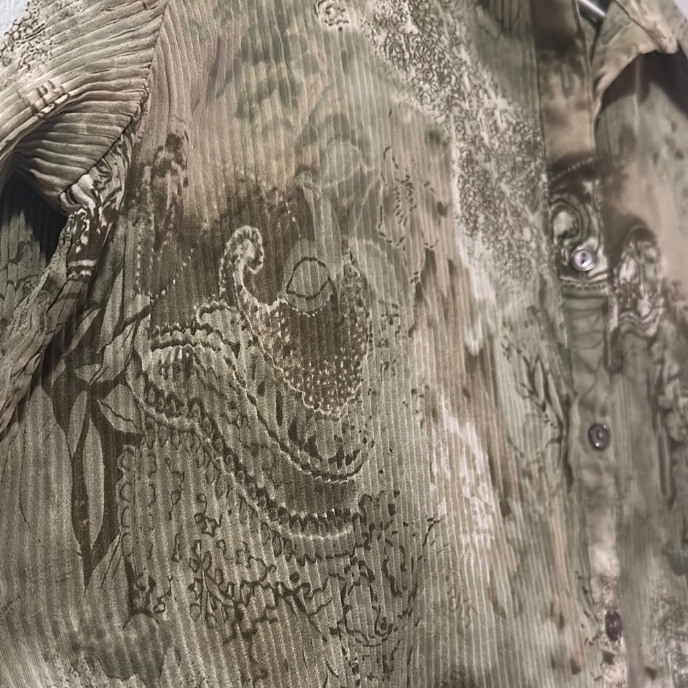 Green Patterned Button-Up Blouse - Picture 3 of 6